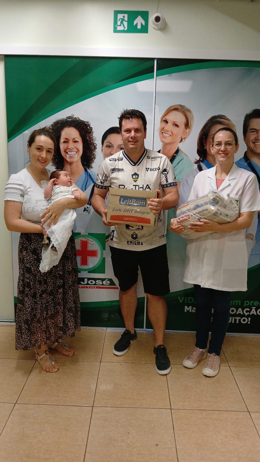 Casal realiza doação de alimentos ao São José