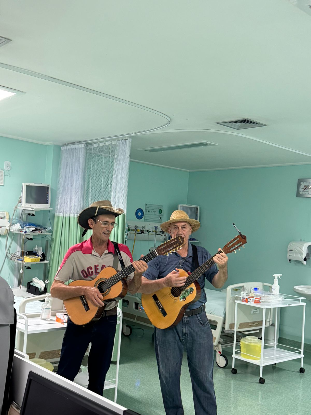 A música cura: dupla realiza visita e leva alegria aos pacientes