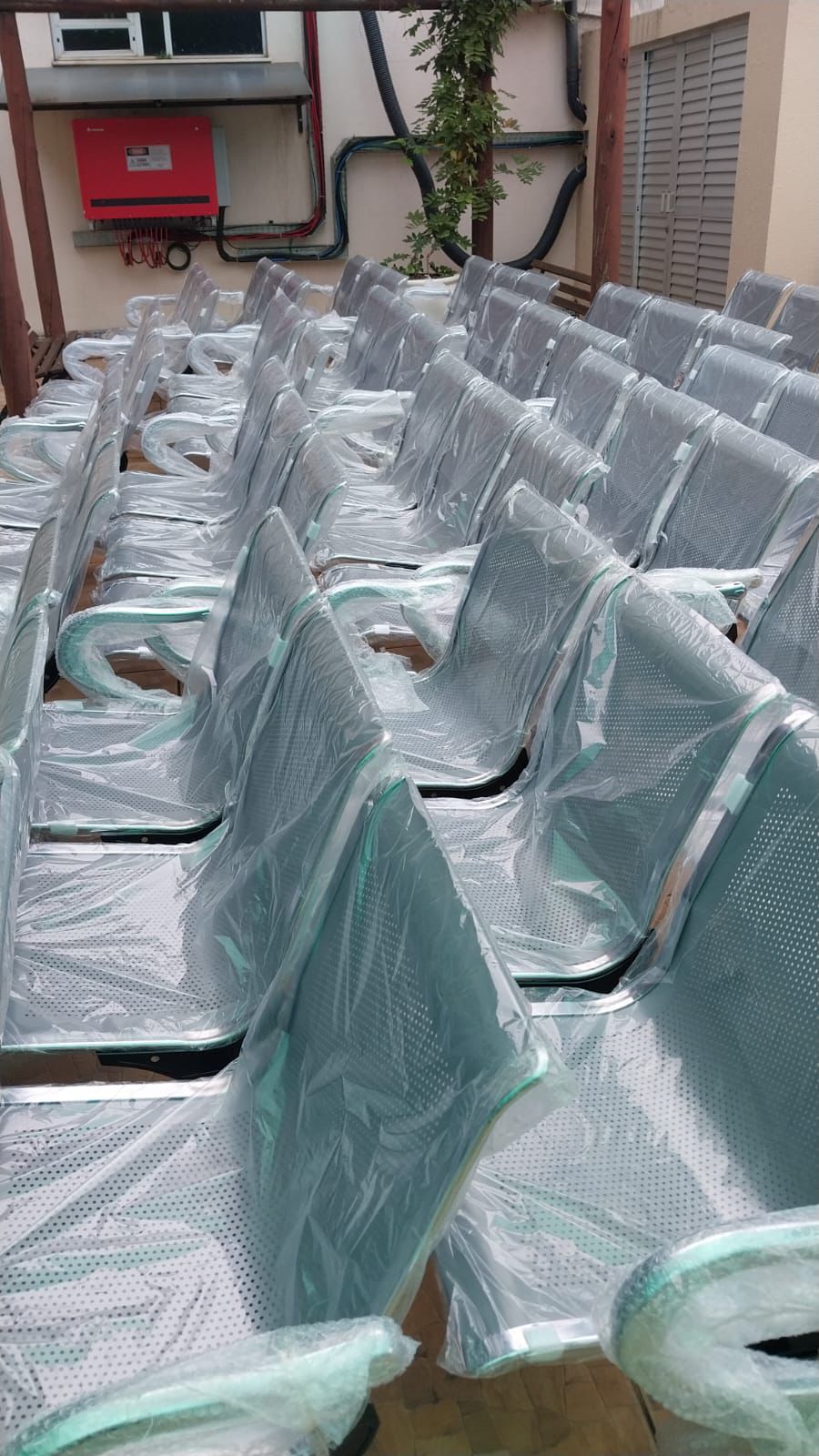 HSJ adquire novas longarinas para salas de espera