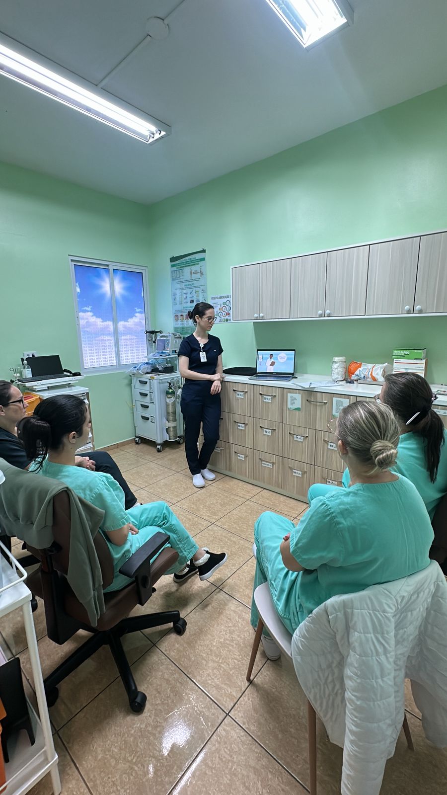 Equipe passa por treinamento: Prevenção de Infecção de Corrente Sanguínea Associada a Cateter Venoso Central